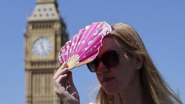 Una dona es protegeix del sol amb un ventall, la setmana passada a Londres, durant una onada de calor.