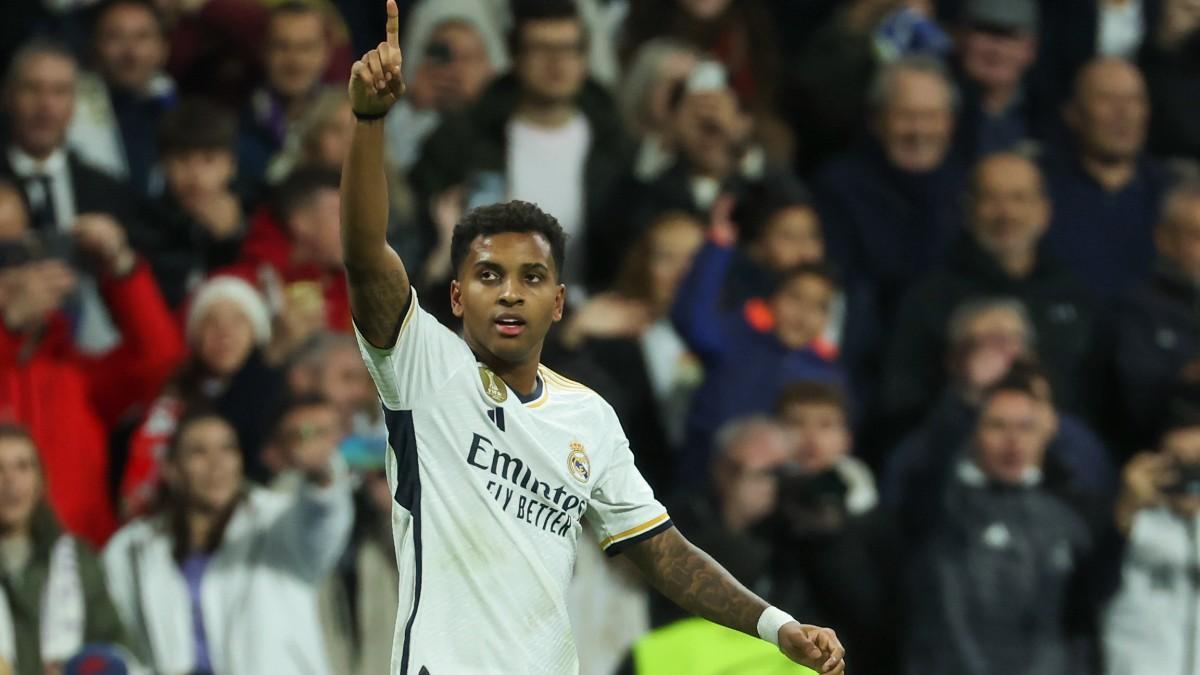 El delantero brasileño del Real Madrid Rodrygo celebra el tercer gol del equipo madridista