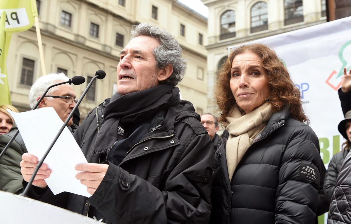 Ana Belén, tras Migue Ríos, en un acto político.