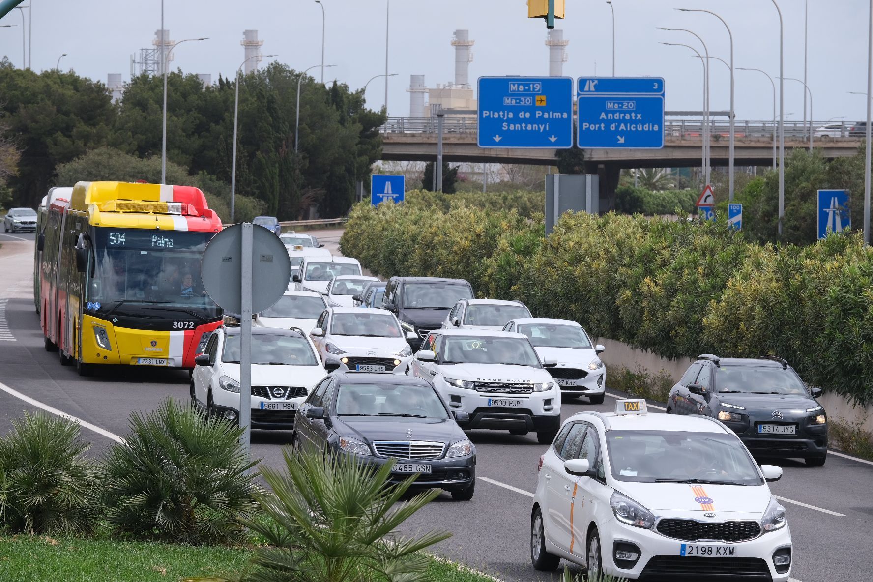 Atascos con más de 20 minutos de espera para entrar en Palma