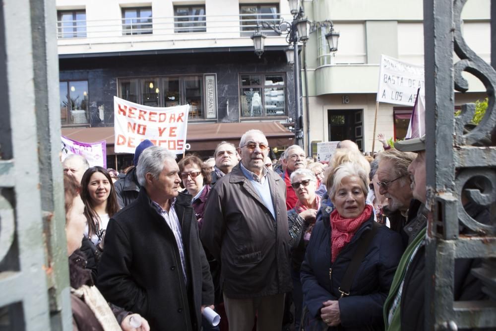 Multitudinaria manifestación contra el impuesto de sucesiones ante la Junta