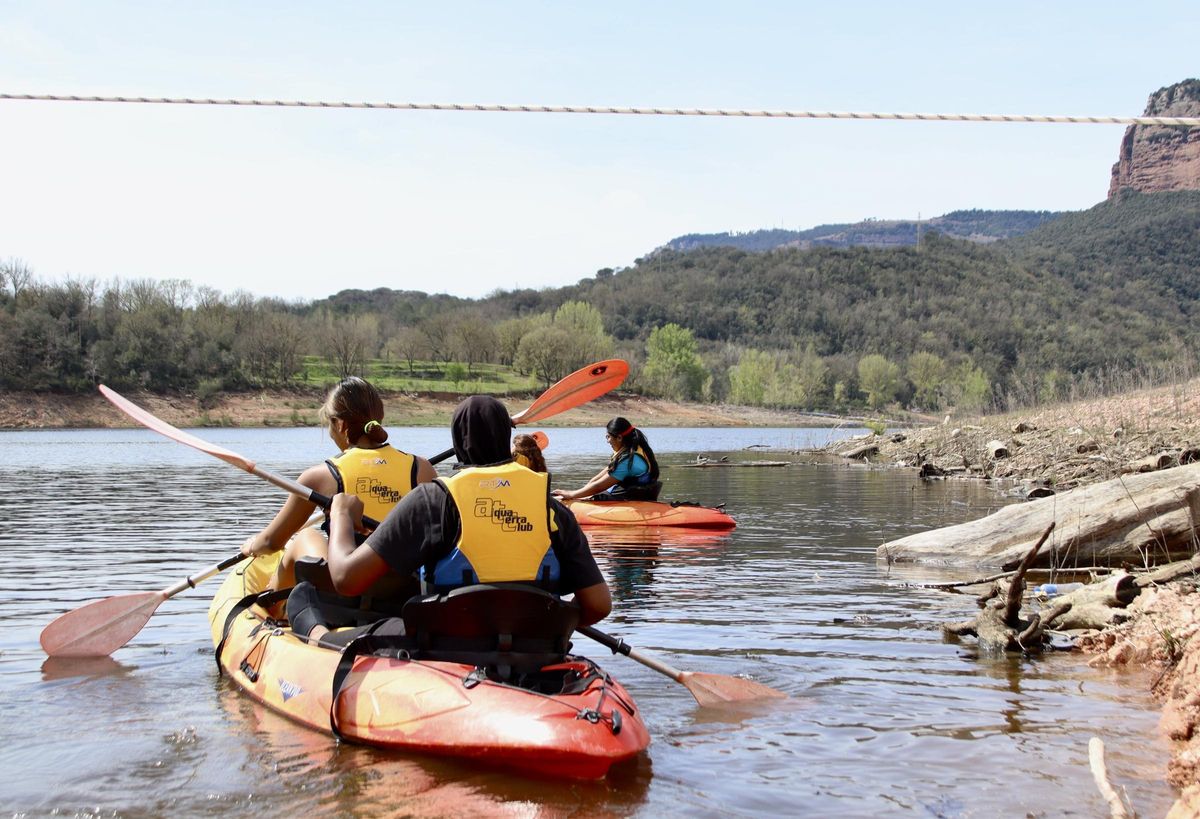 Unas jóvenes practican kayak en el pantano de Sau, en Osona.