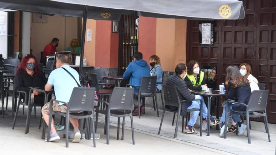 Clientes en la terraza de un local de hostelería de A Coruña. |  // VÍCTOR ECHAVE