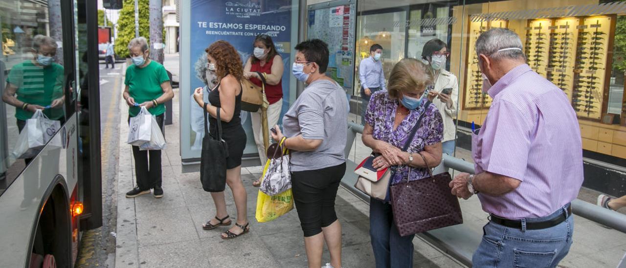 Pasajeros acceden al autobús con sus mascarillas, en una imagen de archivo.