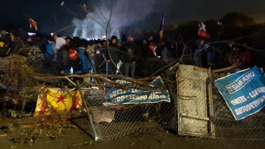 Els concentrats de l&#039;AP-7 a Girona munten barricades amb tanques metàl·liques i arbres enmig de l&#039;autopista