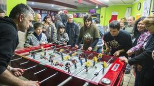 Ignasi de la Fuente, a la derecha, en la defensa, en un bar de Ciutat Meridiana. 