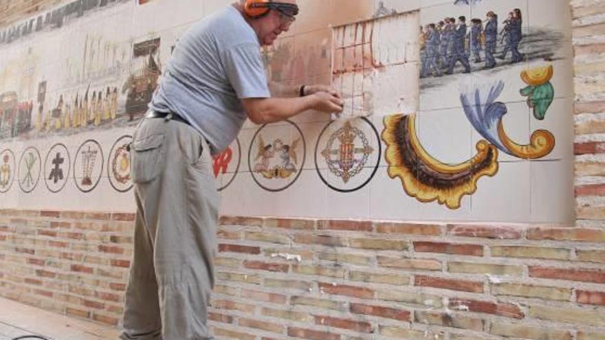 El tripartito alega que quita a Bastidas del mural para evitar el «culto a la personalidad»