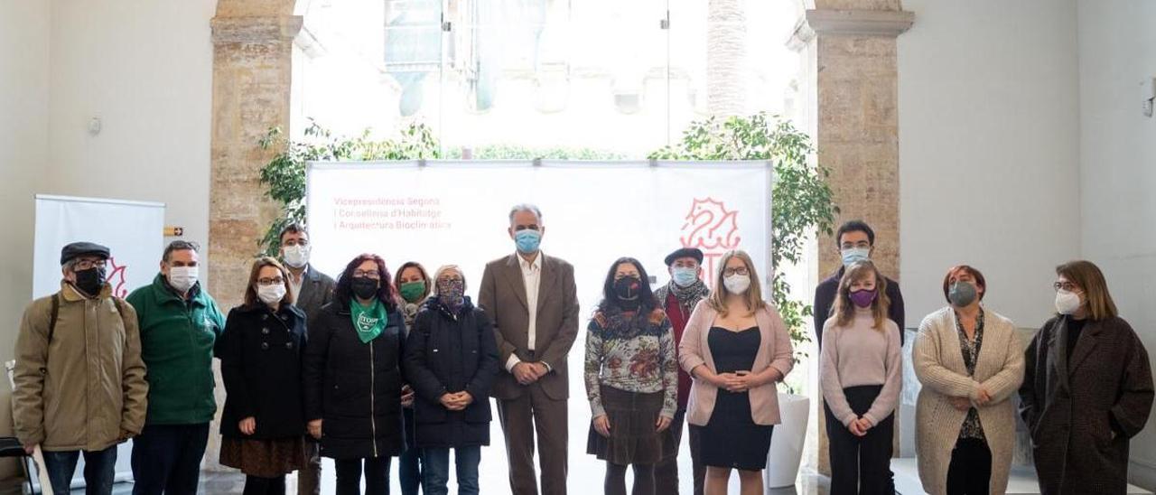 Héctor Illueca junto a representantes de las entidades sociales que han participado en la reunión de hoy.