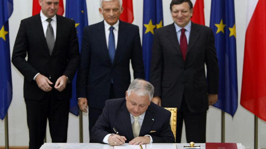 El presidente de Polonia, Lech Kaczynski, ratifica el Tratado de Lisboa, ayer