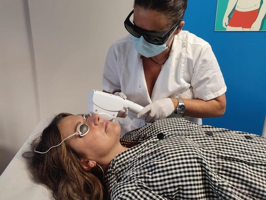 Virginia Archanco aplicando IPL en una paciente