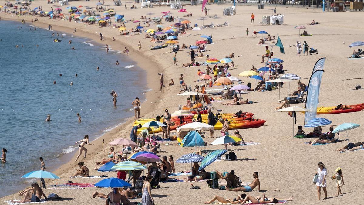 Bañistas en Platja d’Aro, en Girona.