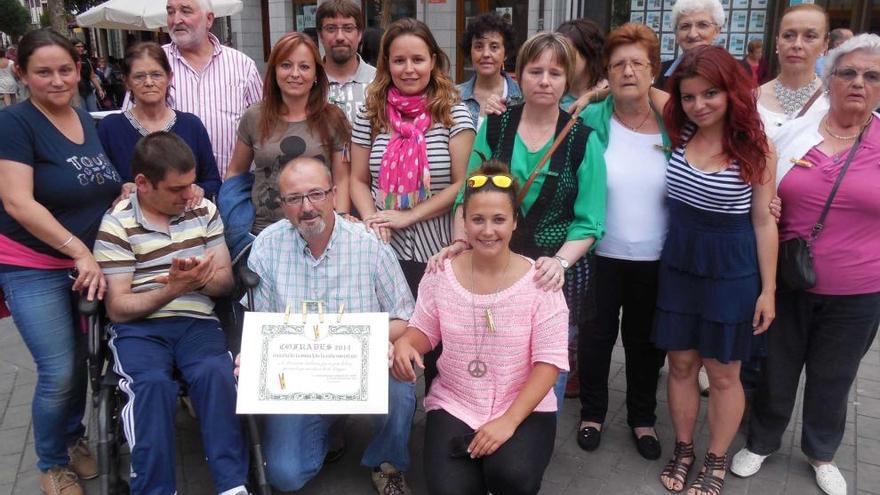 Miembros de &quot;Emburria&quot; y organizadores, de fiesta.