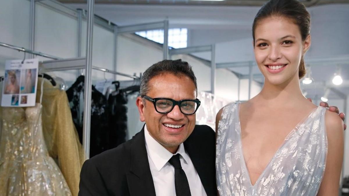 Naeem Khan, con una modelo, esta semana en Barcelona.