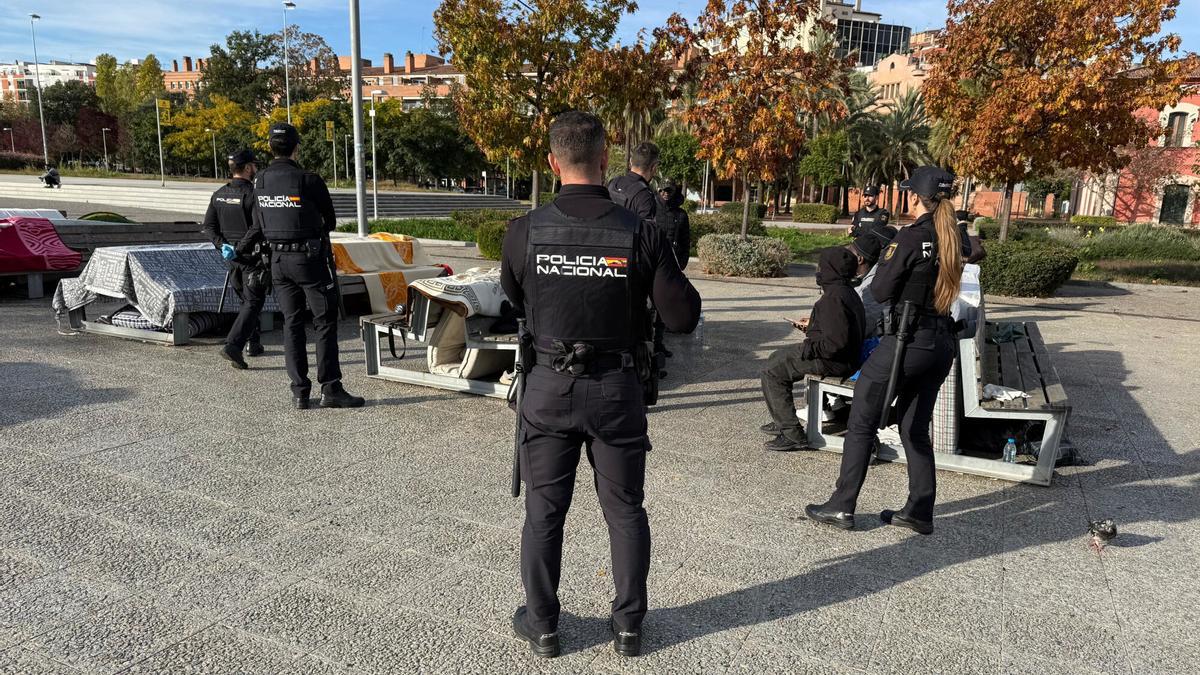 Un momento del operativo de la Policía Nacional en el parque Central