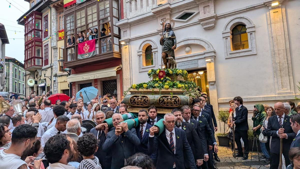 Traslado de la imagen de San Roque desde su capilla a la basílica de Llanes