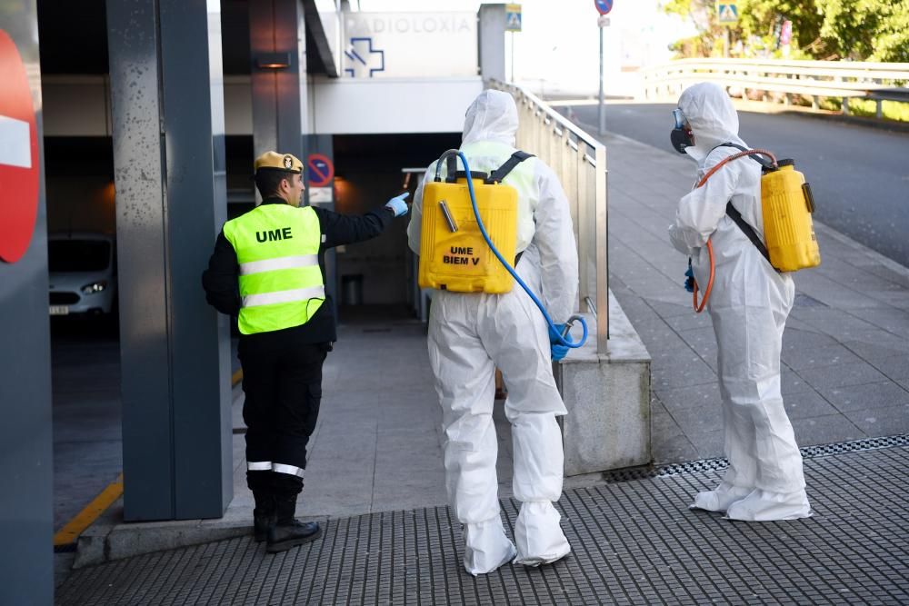Cuarenta y ocho efectivos militares, con quince vehículos, desarrollarán tareas de desinfección de infraestructuras y lugares concurridos, empezando por el Hospital Universitario de A Coruña.