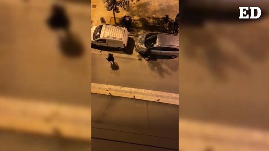 Dos jóvenes revientan varios coches por la noche