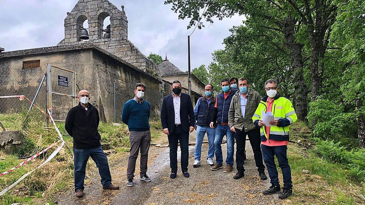 Representantes de la Diputación y del Ayuntamiento de Pedralba conocen los detalles de la obra. | A. S.