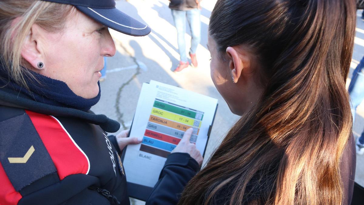Una aspirant al cos dels Mossos d'Esquadra i una agent, en una imatge d'arxiu.