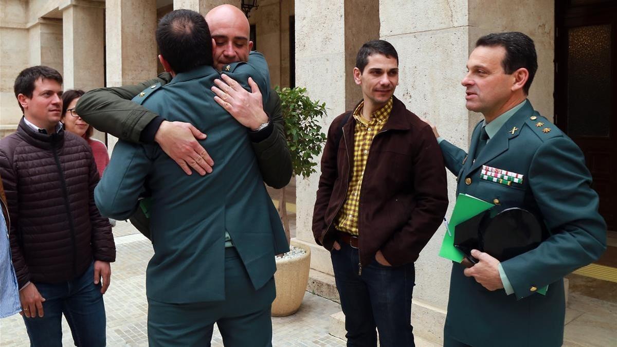 Miembros de la Guardia Civil se abrazan tras la rueda de prensa en la Comandancia de Almería.