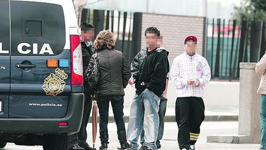 Un grupo de presuntos «ñetas» antes de pasar a disposición judicial en Gijón.