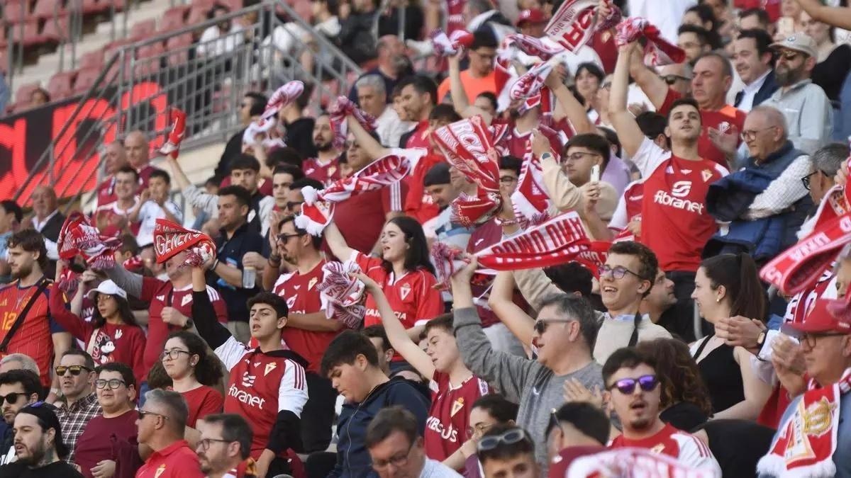 Aficionados del Real Murcia durante un partido de la temporada pasada en Nueva Condomina.