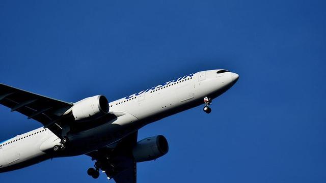 Un avión despega de un aeropuerto en Francia.