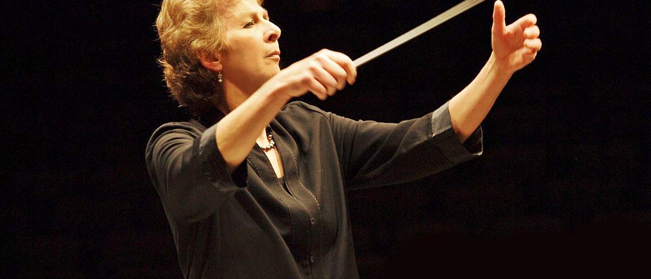 La directora de orquesta británica Jane Glover, que ofrece dos pases para escuchar tres sinfonías de Haydn en el Auditorio Alfredo Kraus. | | JIM STEERE