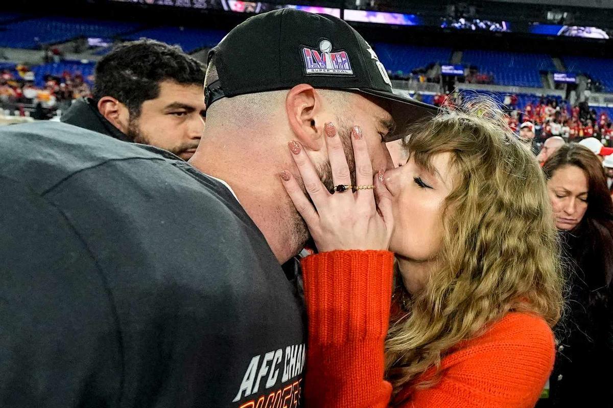 Taylor Swift besa a Travis Kelce tras la victoria de los Chiefs ante Baltimore Ravens, en la final de la Conferencia Americana de la NFL.