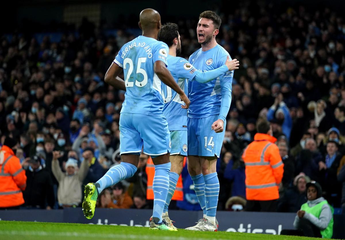 Laporte celebrando un gol con sus compañeros del Manchester City.