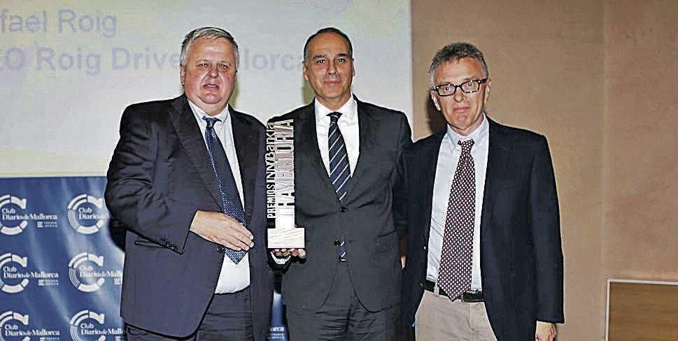 El director comercial Territorial de Bankia, Juan Antonio Ferrera, entregó el premio a la trayectoria empresarial a los hermanos Rafael Roig y Juan Roig, de Roig Drive Mallorca.