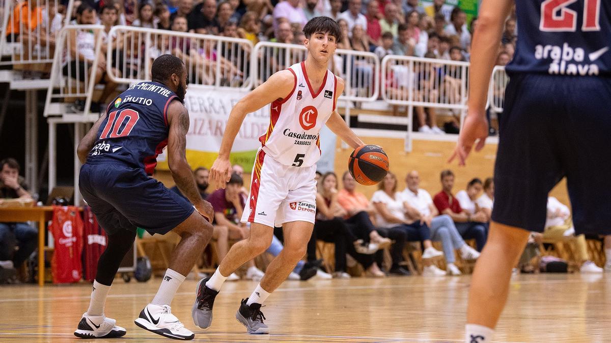 Langarita bota el balón ante Miller-McIntyre en el amistoso de pretemporada que medía a Casademont Zaragoza y Baskonia.