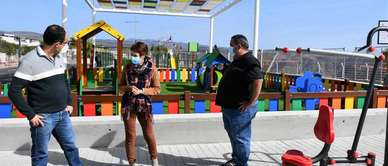 La alcaldesa Bueno  y los ediles Gutiérrez y Hernández en su visita al nuevo parque infantil de la calle Timanfaya 2