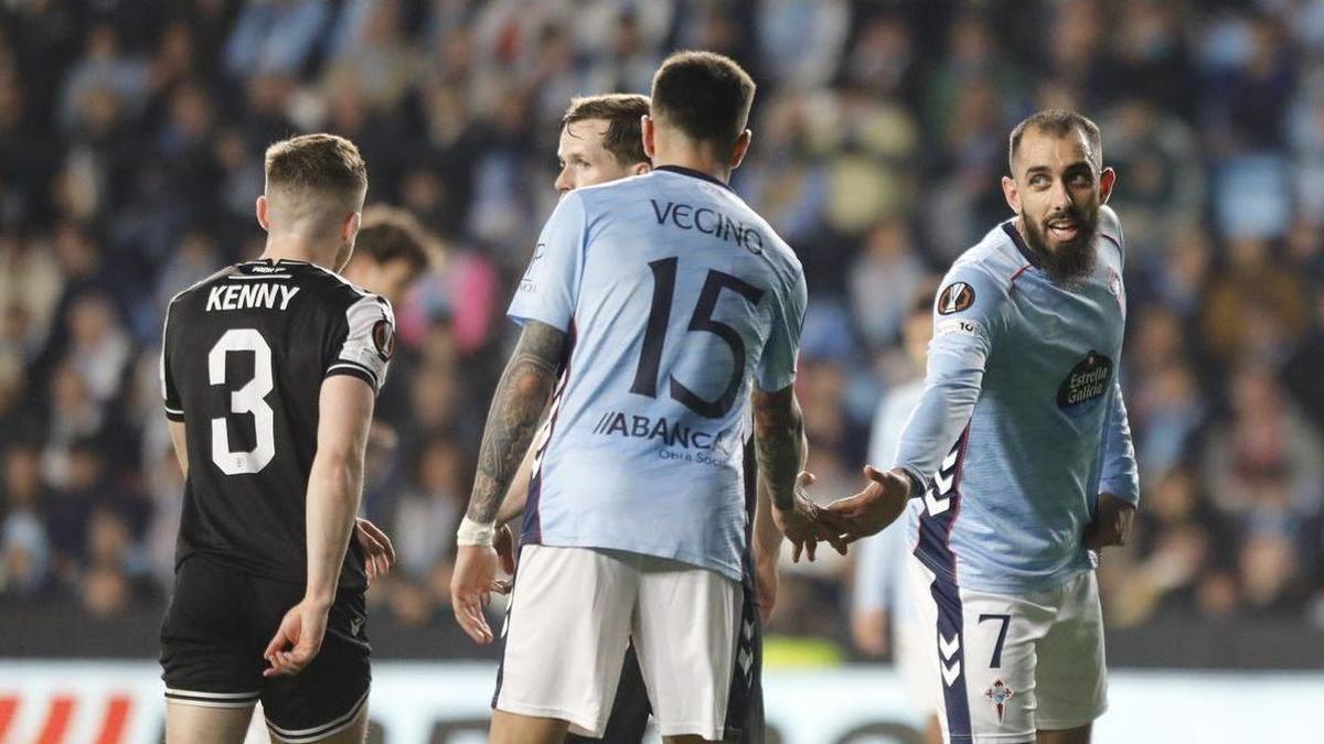 Matías Vecino, junto a Borja Iglesias, durante el Celta-PAOK