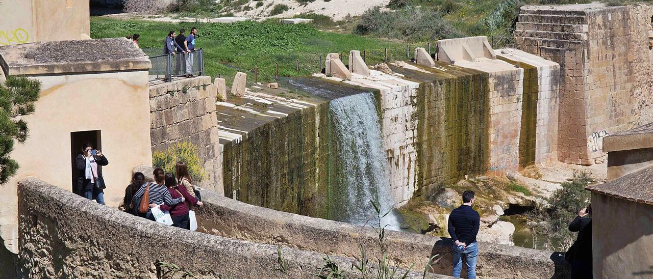 El Assut de Sant Joan, ubicado en término de Mutxamel, junto al puente que da acceso a la urbanización de Bonalba. |