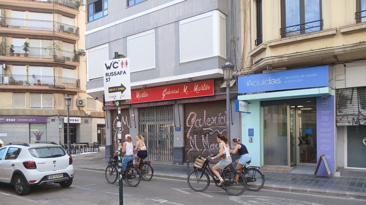 Cartel que señala el solar que supuestamente es un baño público.