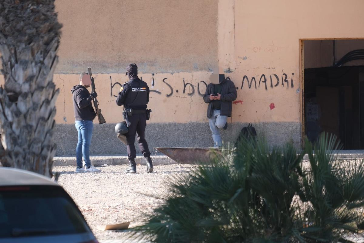 Presencia de policías en el barrio de Los Palmerales de Elche fuertemente armados