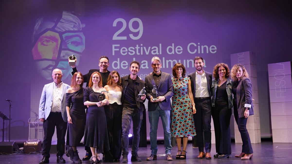 Los premiados con los directores del Festival de La Almunia y los protagonistas de la gala.