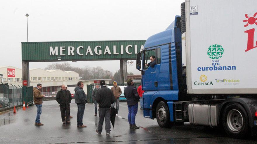 Los ganaderos bloquean la entrada y salida de productos en Mercagalicia.