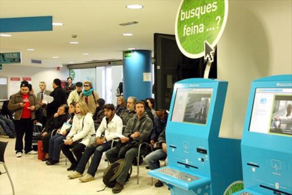 Aturats a la sala d’espera d’una oficina d’ocupació de la Generalitat.