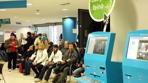 Aturats a la sala d’espera d’una oficina d’ocupació de la Generalitat.