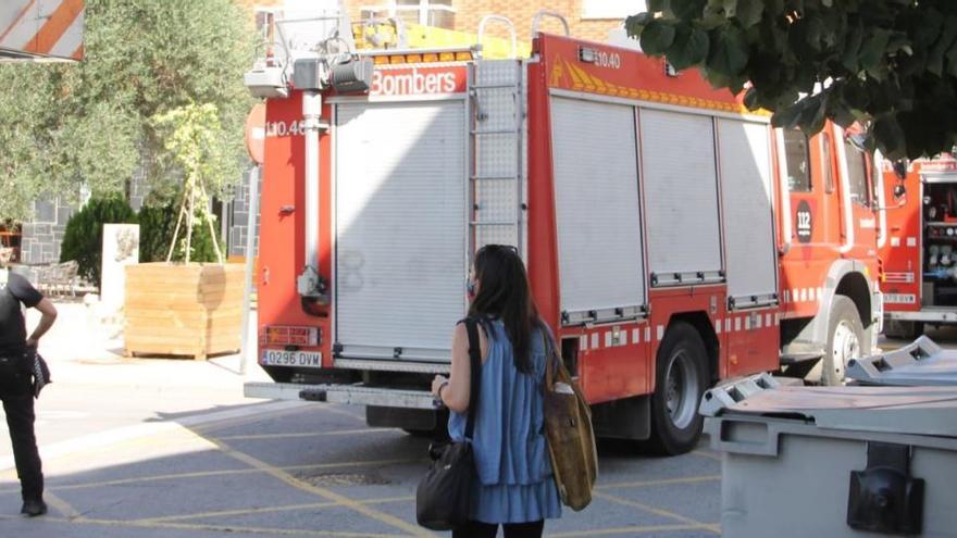 Els camions dels Bombers a la plaça de Lluís Espinal, aquest matí |