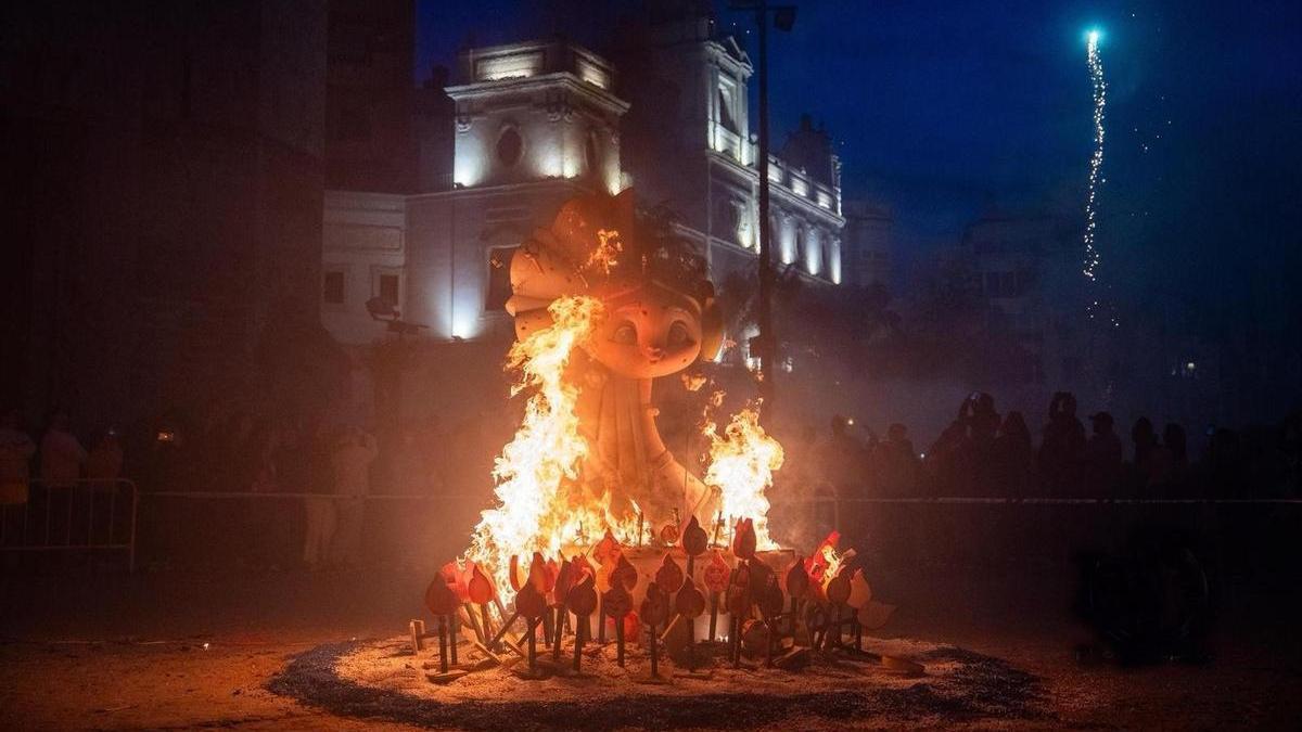 Cremà de la hoguera en Burriana durante las convivencias de las candidatas a Bellea del Foc Infantil