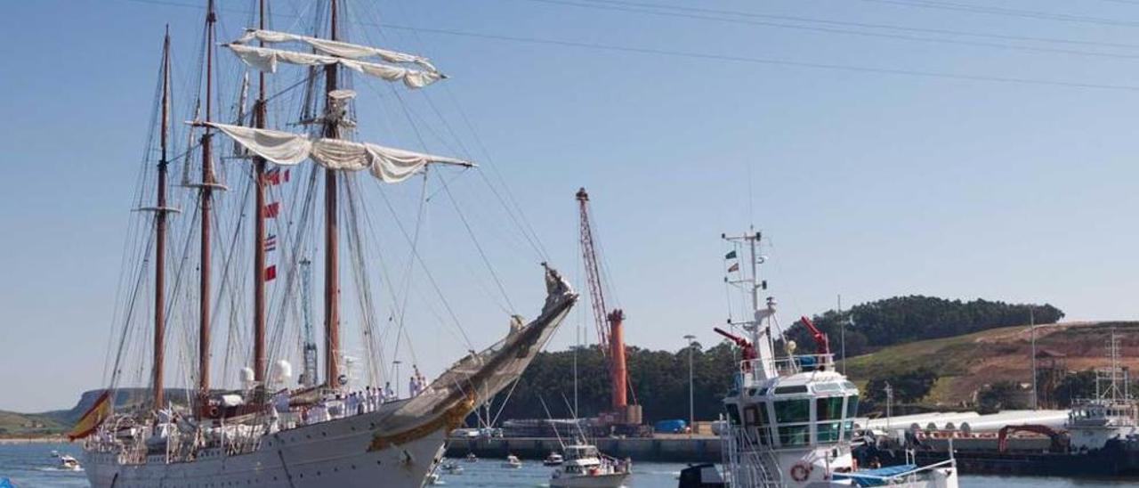 El buque &quot;Juan Sebastián Elcano&quot;, pasando bajo la catenaria.