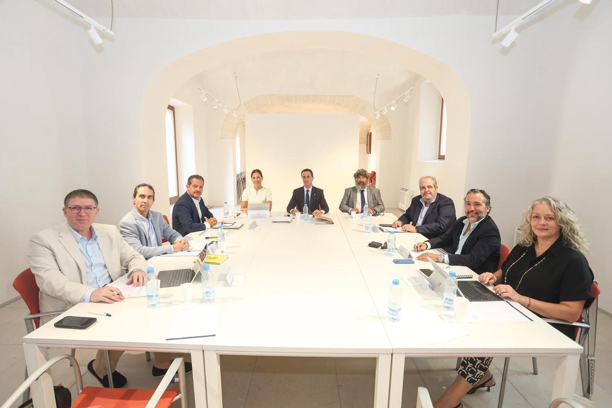 Imagen de la reunión mantenida esta mañana por Galmés y su equipo de gobierno en la Misericòrdia.