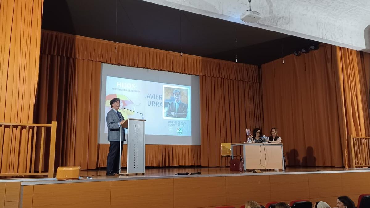 Javier Urra, durante la charla ofrecida en el colegio Pureza de María Cid.