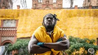 El artista Serge Attukwei Clottey recuerda el pasado esclavista de Barcelona