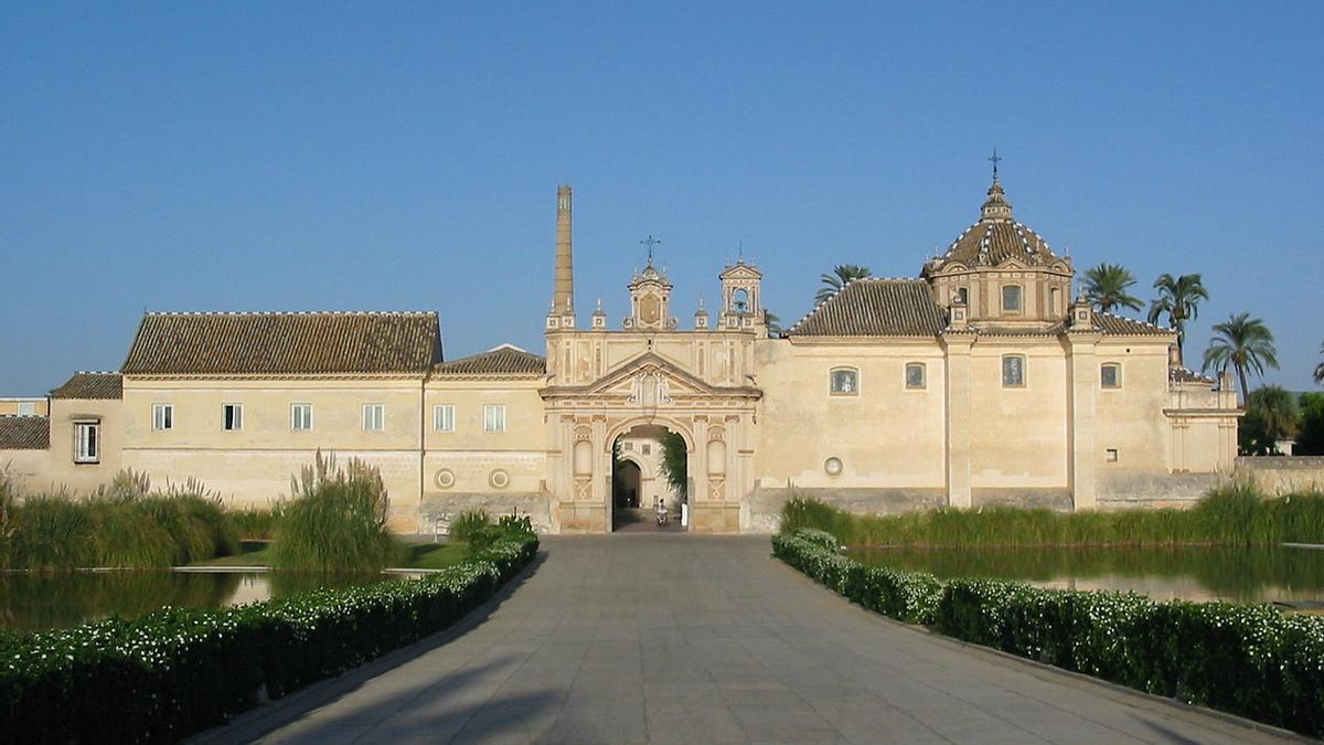 Fachada del rectorado de la Universidad Internacional de Andalucía en el Monasterio de la Cartuja.