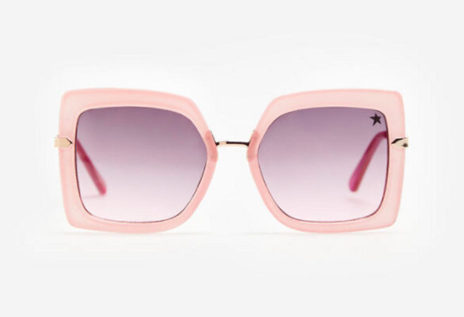 Gafas de sol pentagonales con marco de color rosa palo y varillas doradas