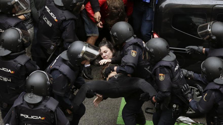 La Policia s&#039;emporta una manifestant.